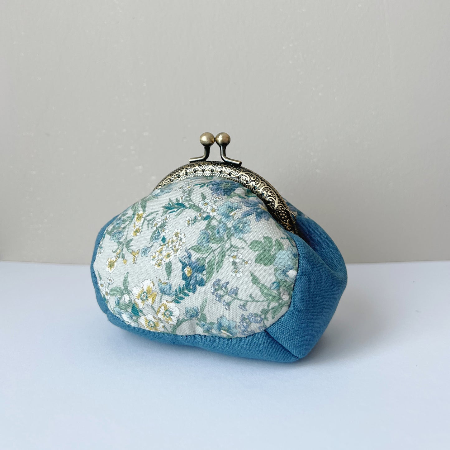 Old Blue Garden Cotton Linen Handmade Puffy Kiss Lock Change Purse