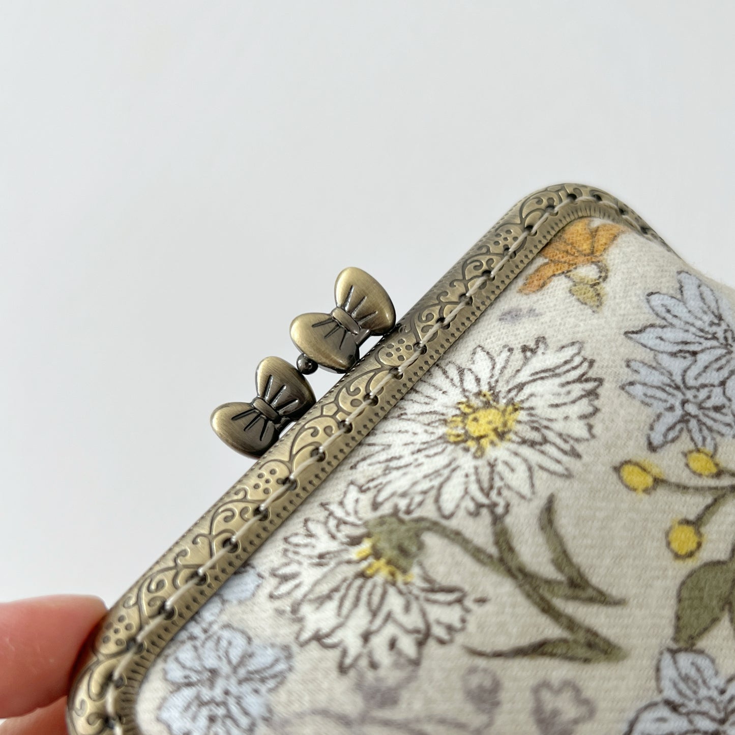 Ribbon Clasp Summer Beige Floral - Handsewn Kiss Lock Fabric Purse