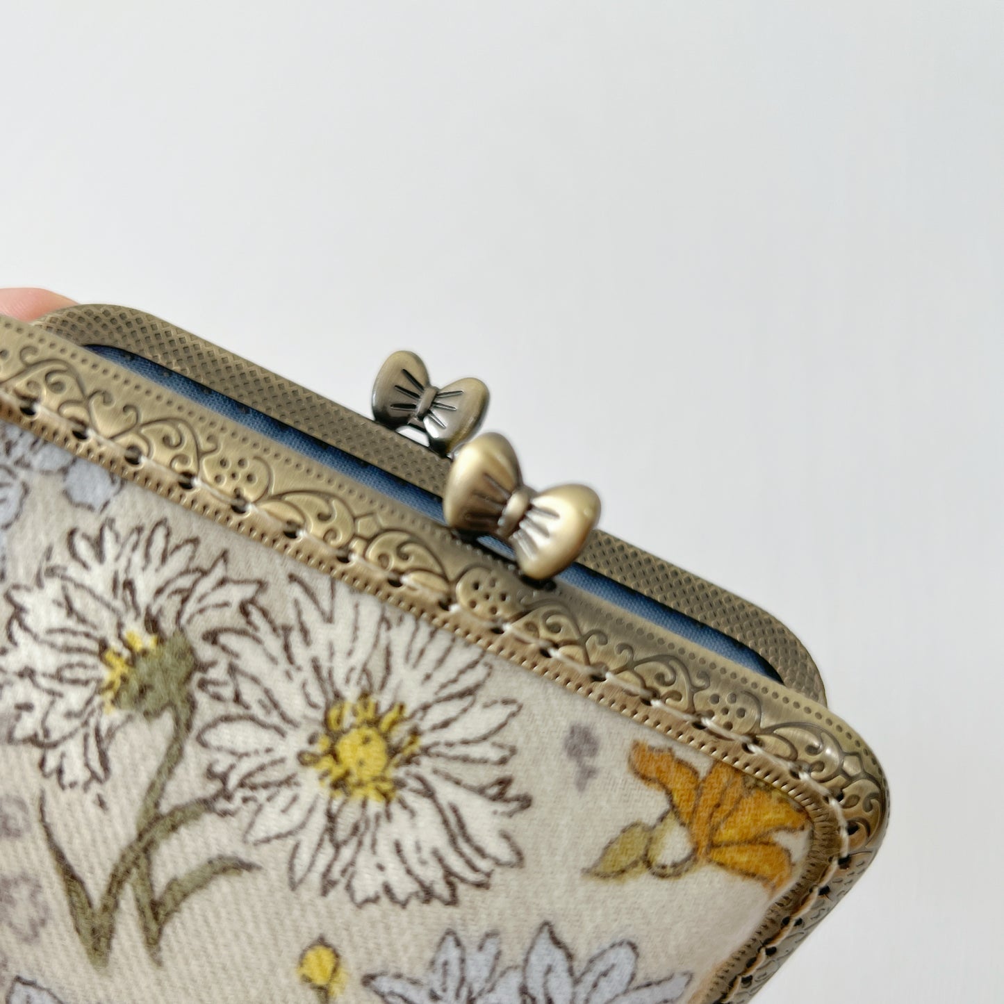 Ribbon Clasp Summer Beige Floral - Handsewn Kiss Lock Fabric Purse