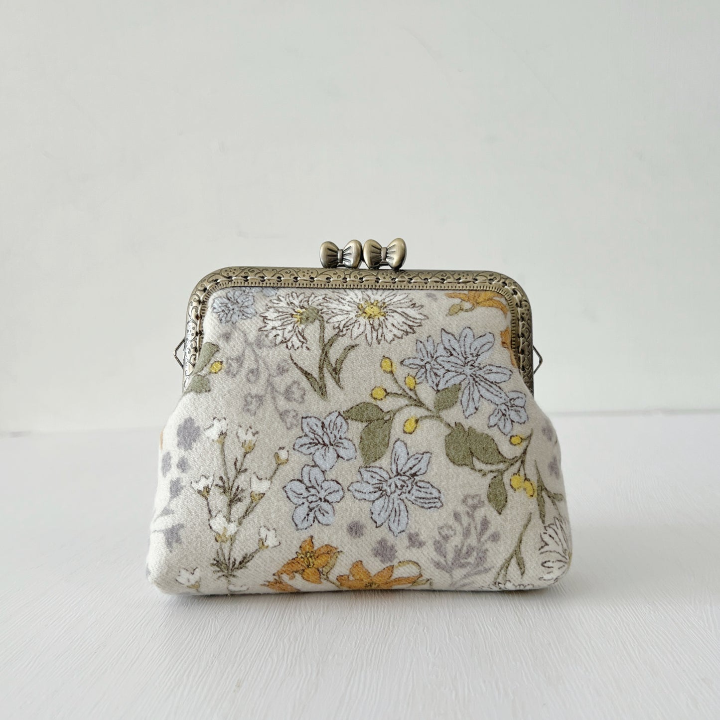 Ribbon Clasp Summer Beige Floral - Handsewn Kiss Lock Fabric Purse