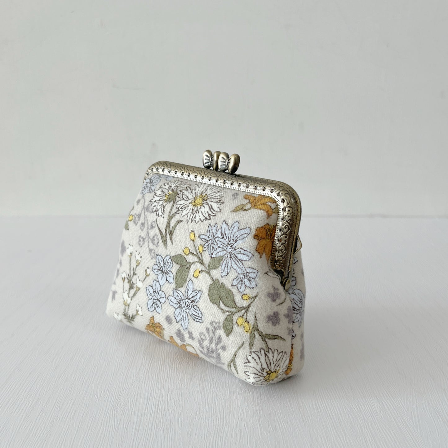 Ribbon Clasp Summer Beige Floral - Handsewn Kiss Lock Fabric Purse