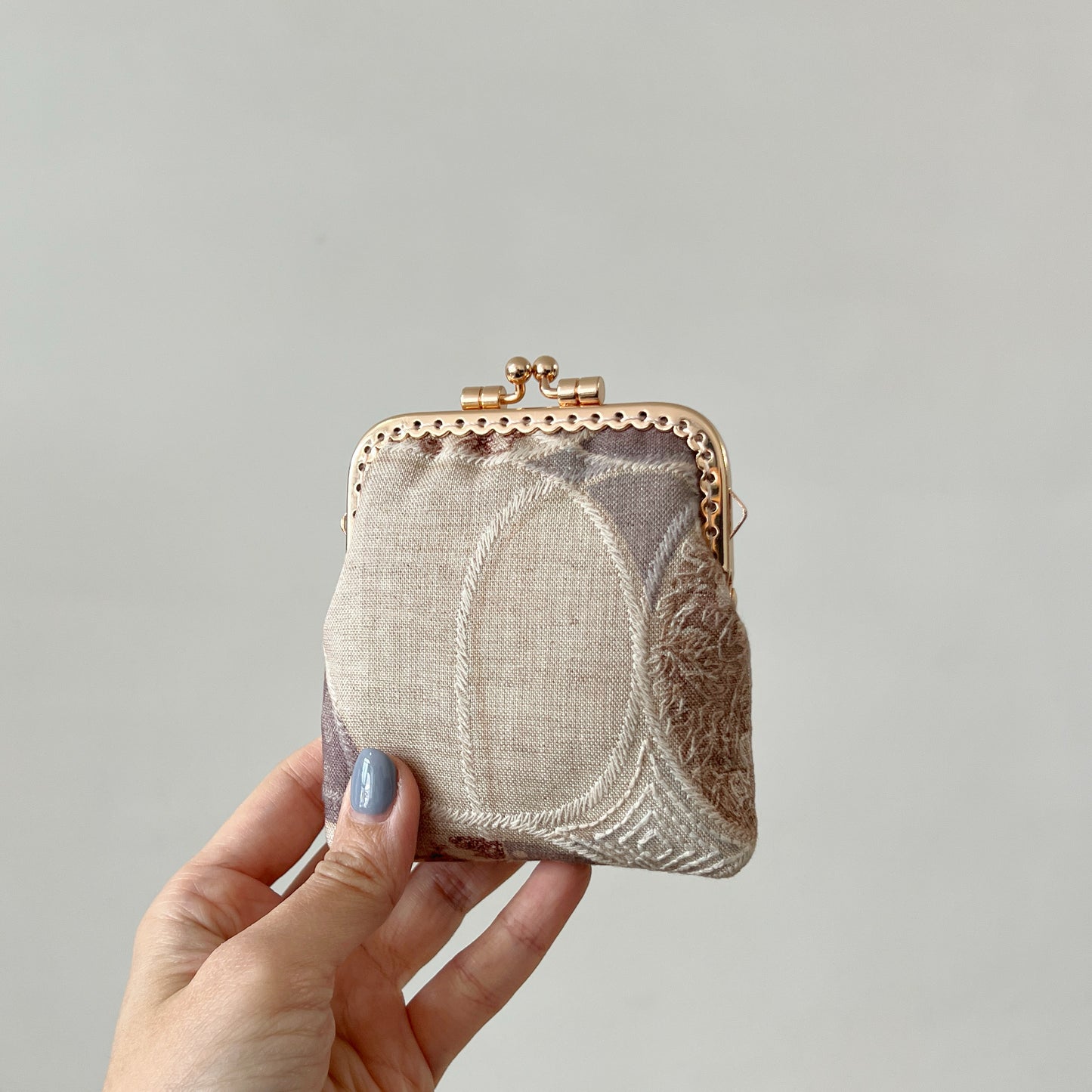 Embroidered Beige Patches - Handsewn Kiss Lock Fabric Card Purse