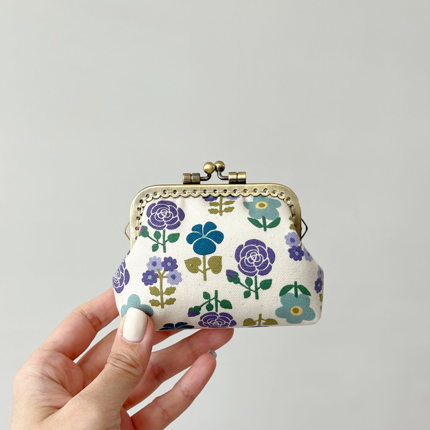 White Retro Florals - Handmade Fabric Kiss Lock Purse