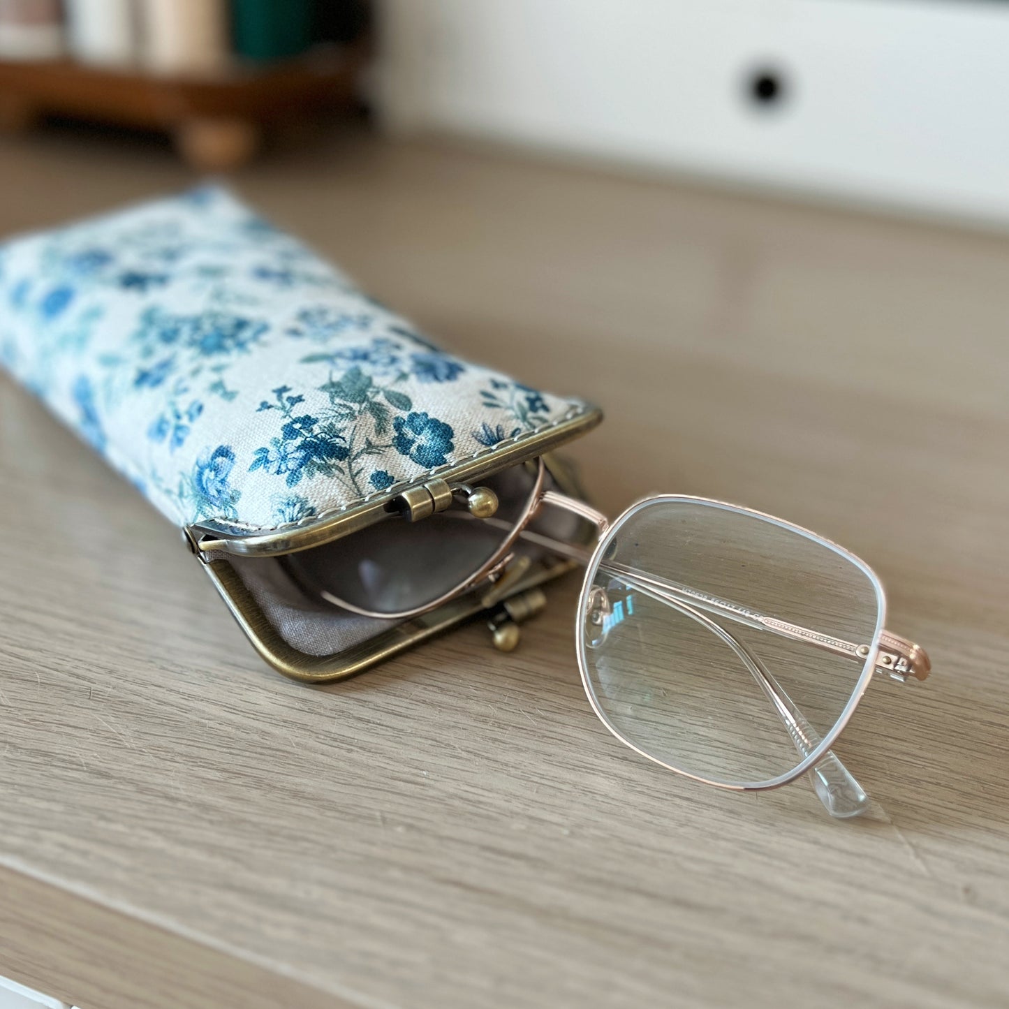 Vintage Garden Linen - Handmade Eye-glasses Pouch - Kiss Lock Purse