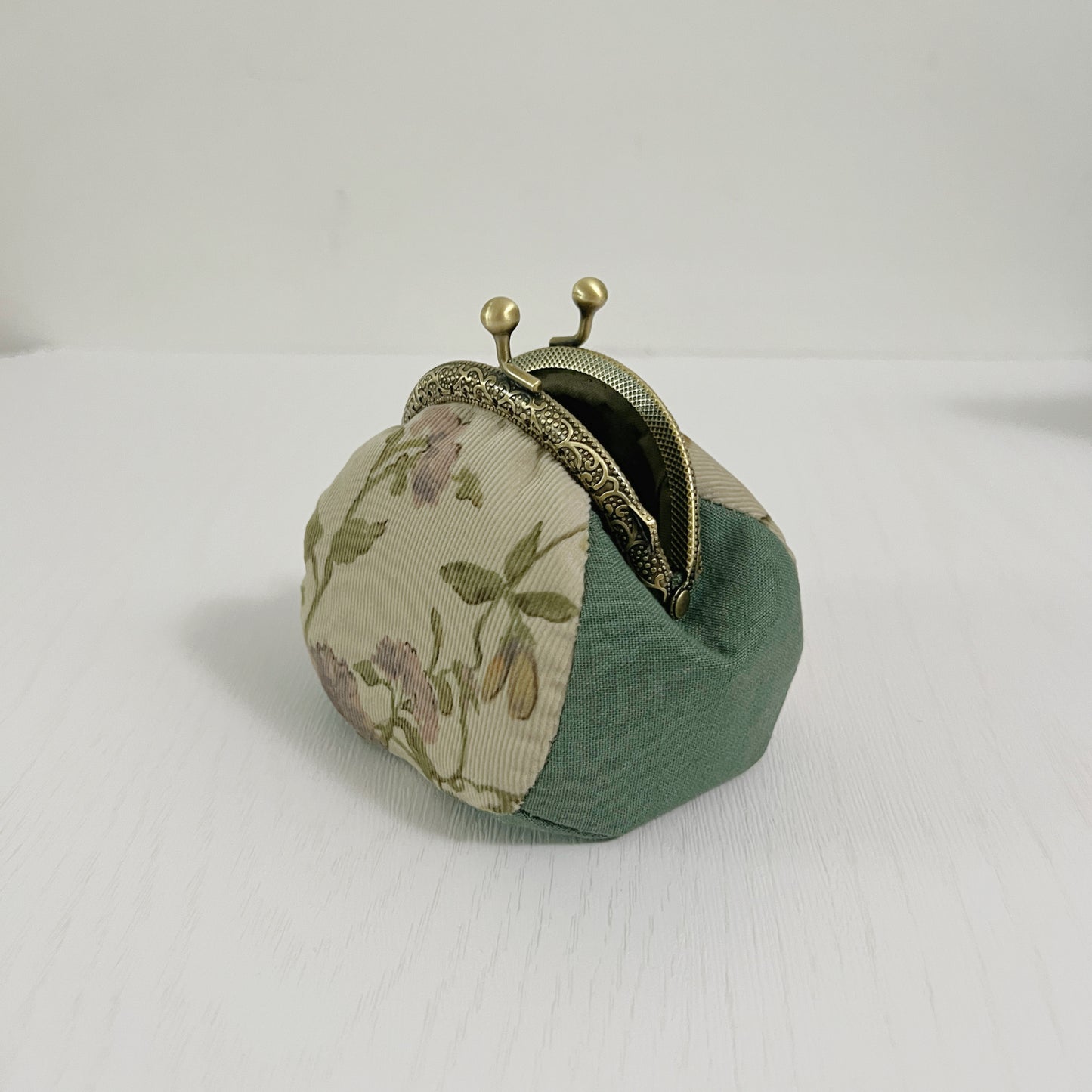 PRE-ORDER Vintage Green Forest Corduroy Handmade Puffy Kiss Lock Change Purse