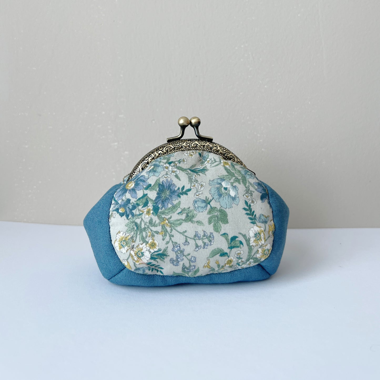 Old Blue Garden Cotton Linen Handmade Puffy Kiss Lock Change Purse
