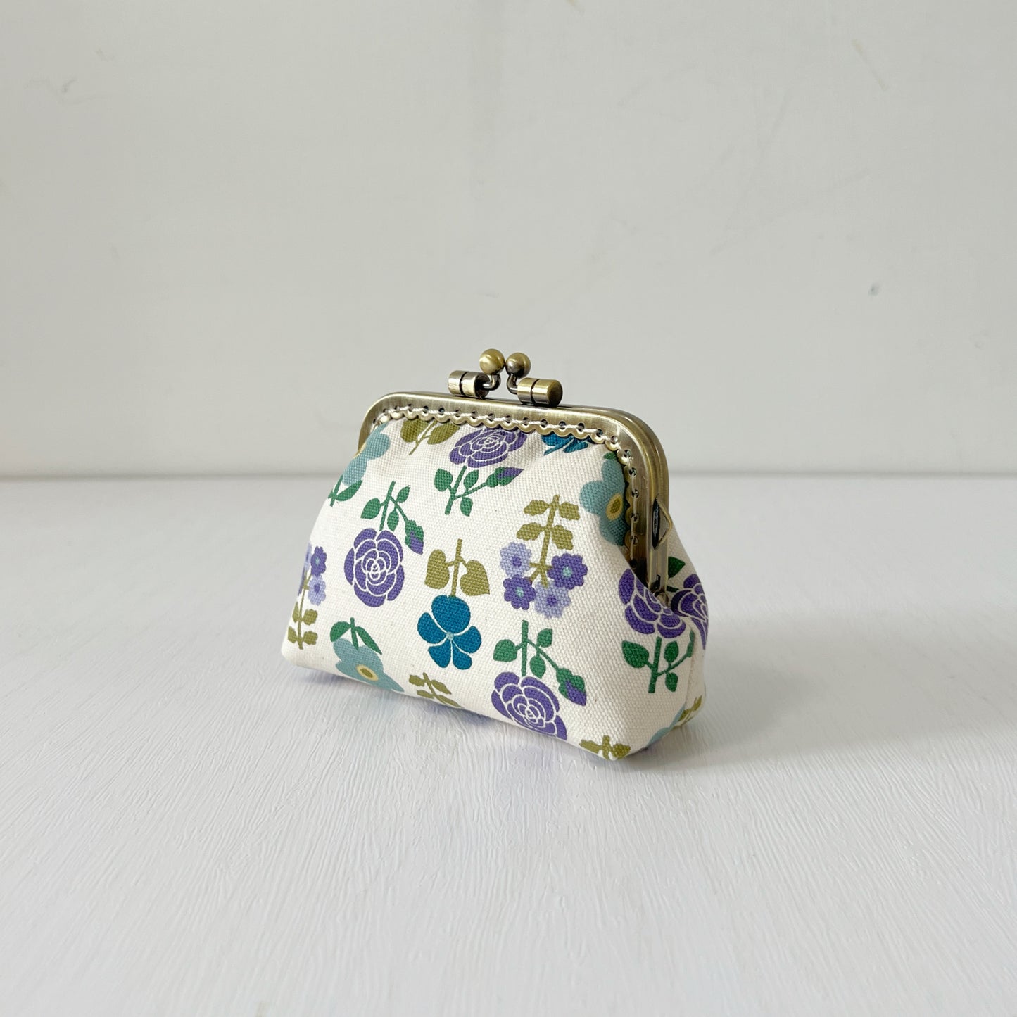 White Retro Florals - Handmade Fabric Kiss Lock Purse