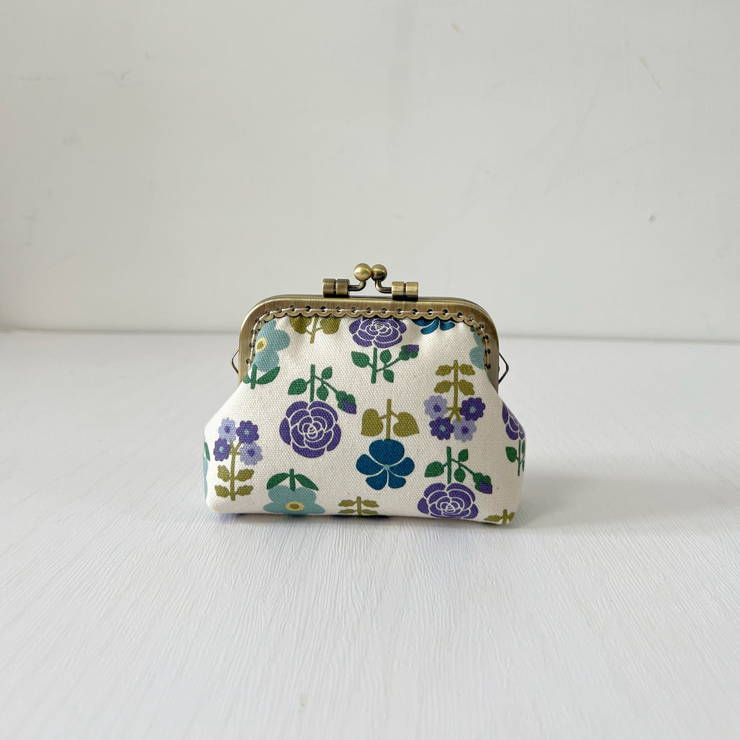 White Retro Florals - Handmade Fabric Kiss Lock Purse