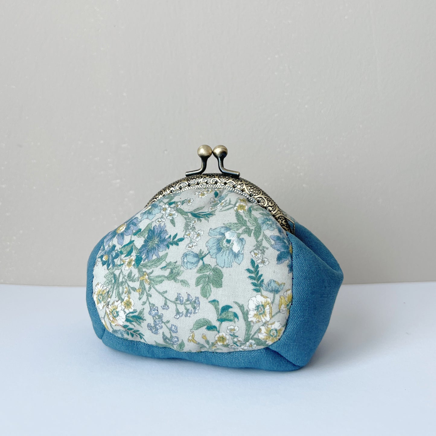 Old Blue Garden Cotton Linen Handmade Puffy Kiss Lock Change Purse