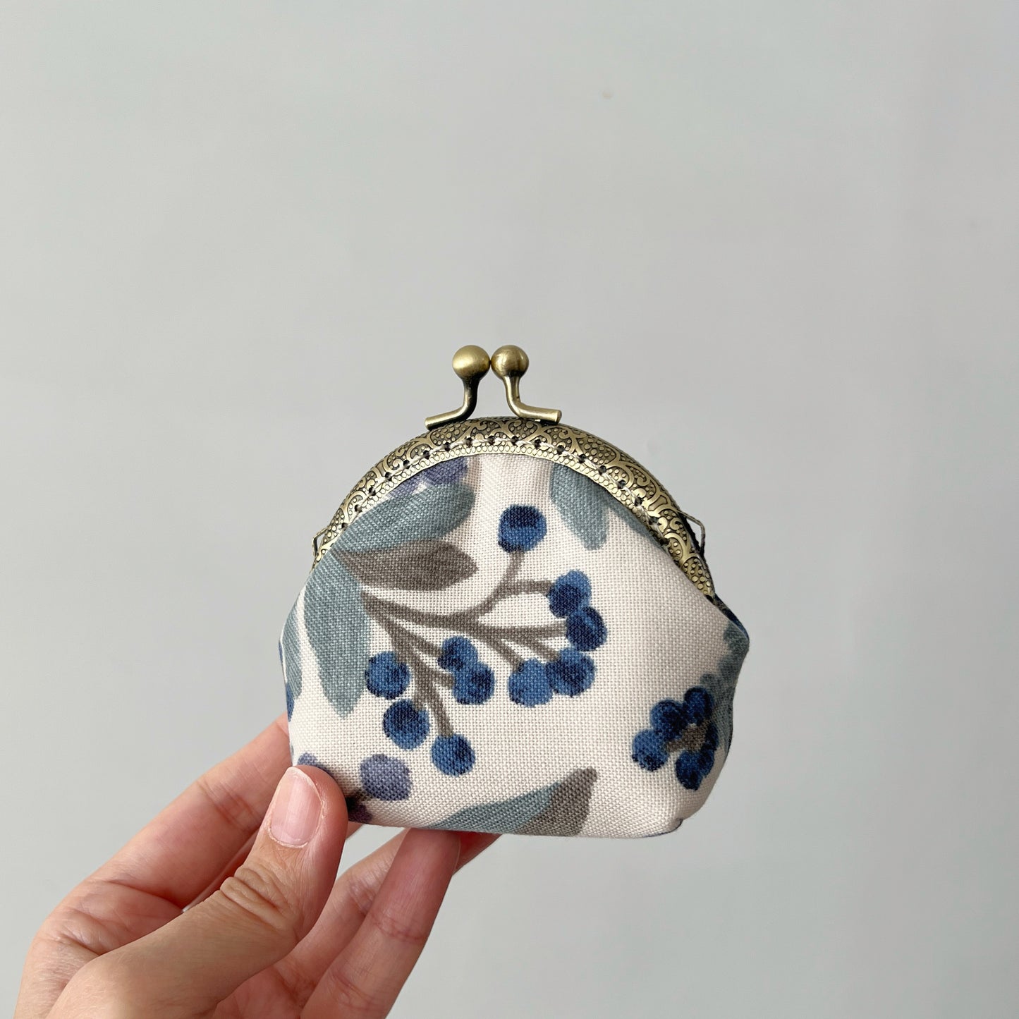 Handmade Round Kiss Lock Fabric Purse - Vintage Garden Blue Berries Linen