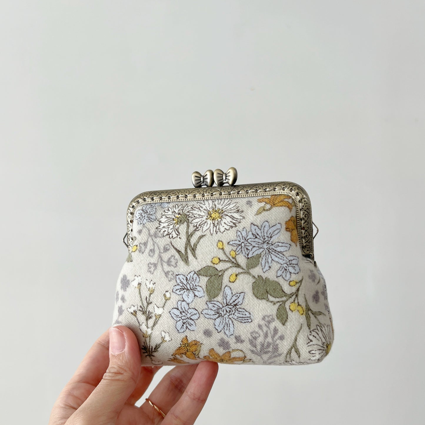 Ribbon Clasp Summer Beige Floral - Handsewn Kiss Lock Fabric Purse