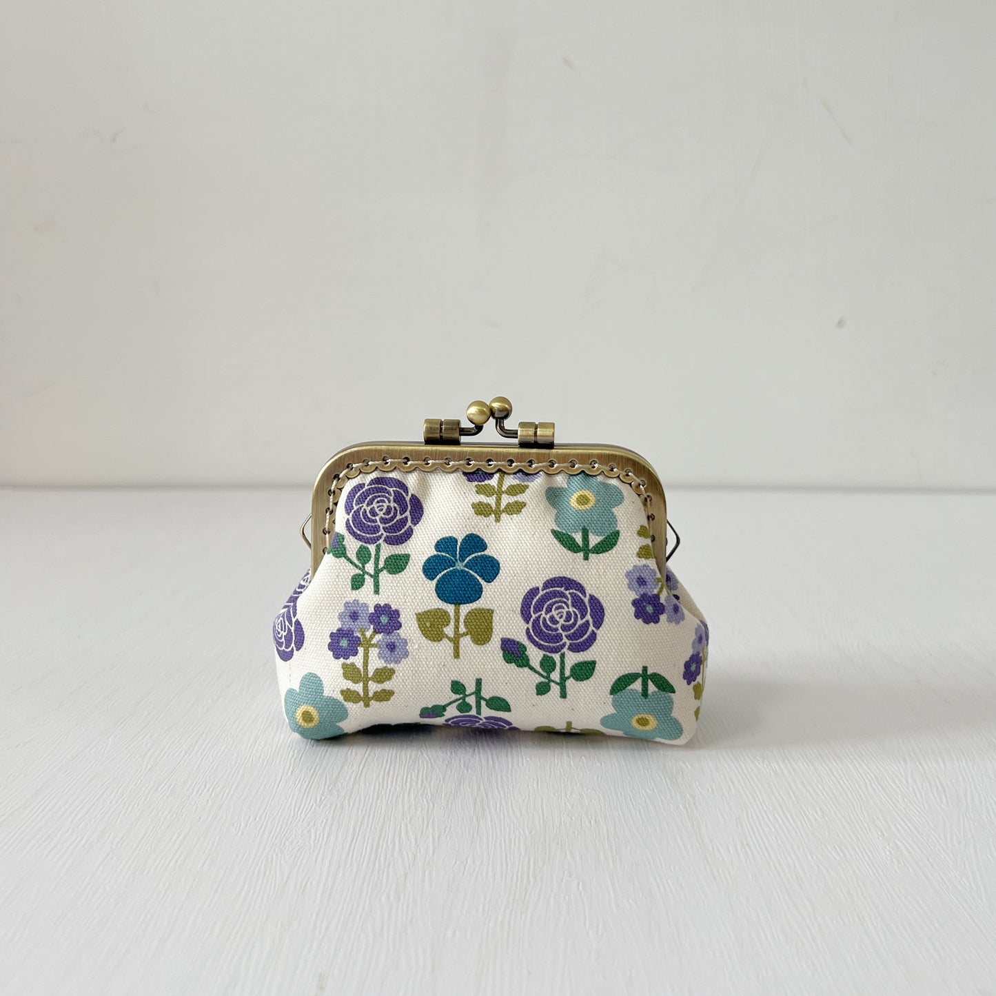 White Retro Florals - Handmade Fabric Kiss Lock Purse