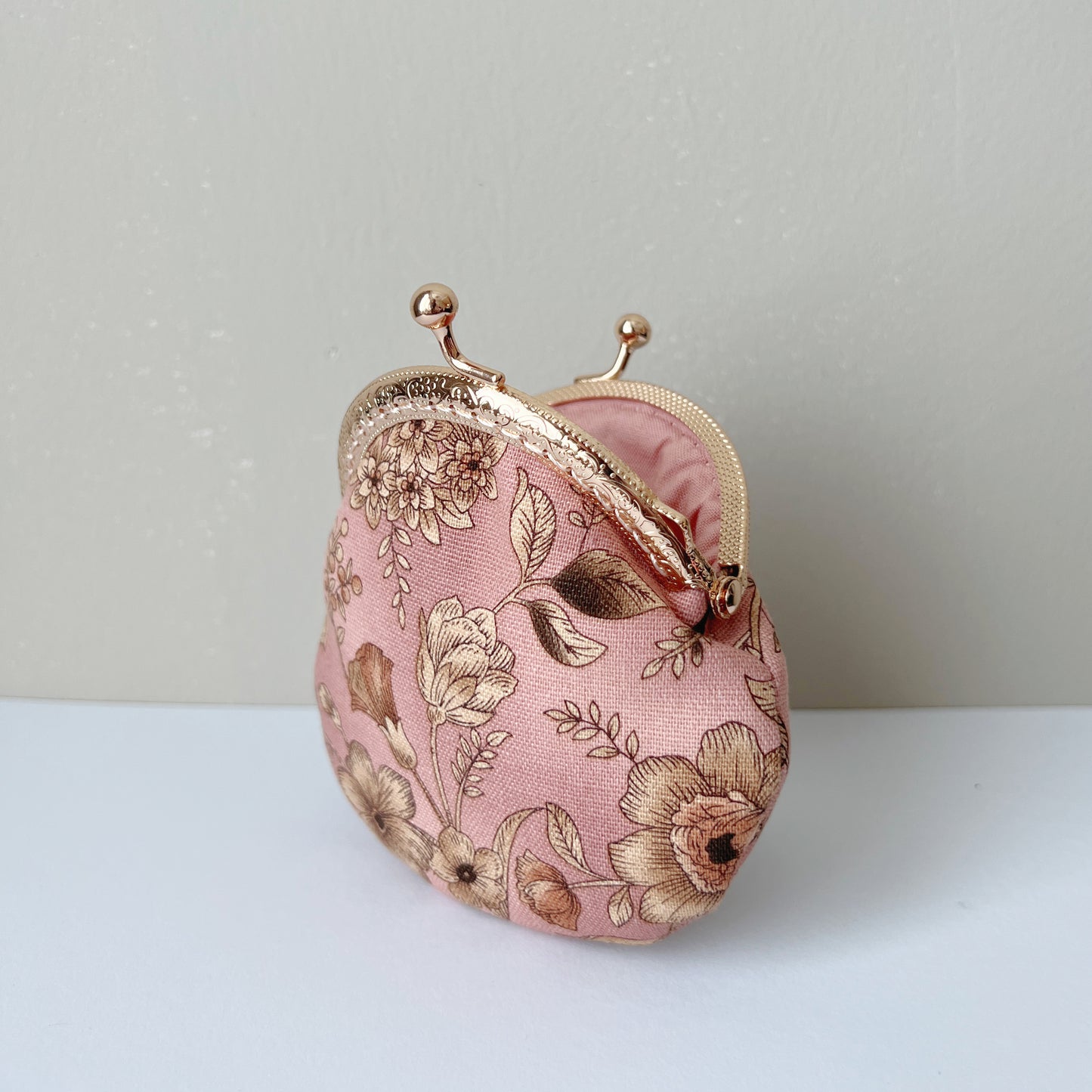 Handsewn Round Kiss Lock Flat Coin Purse - Vintage Pink Garden Floral