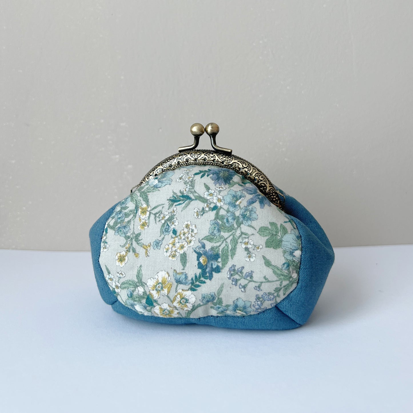 Old Blue Garden Cotton Linen Handmade Puffy Kiss Lock Change Purse