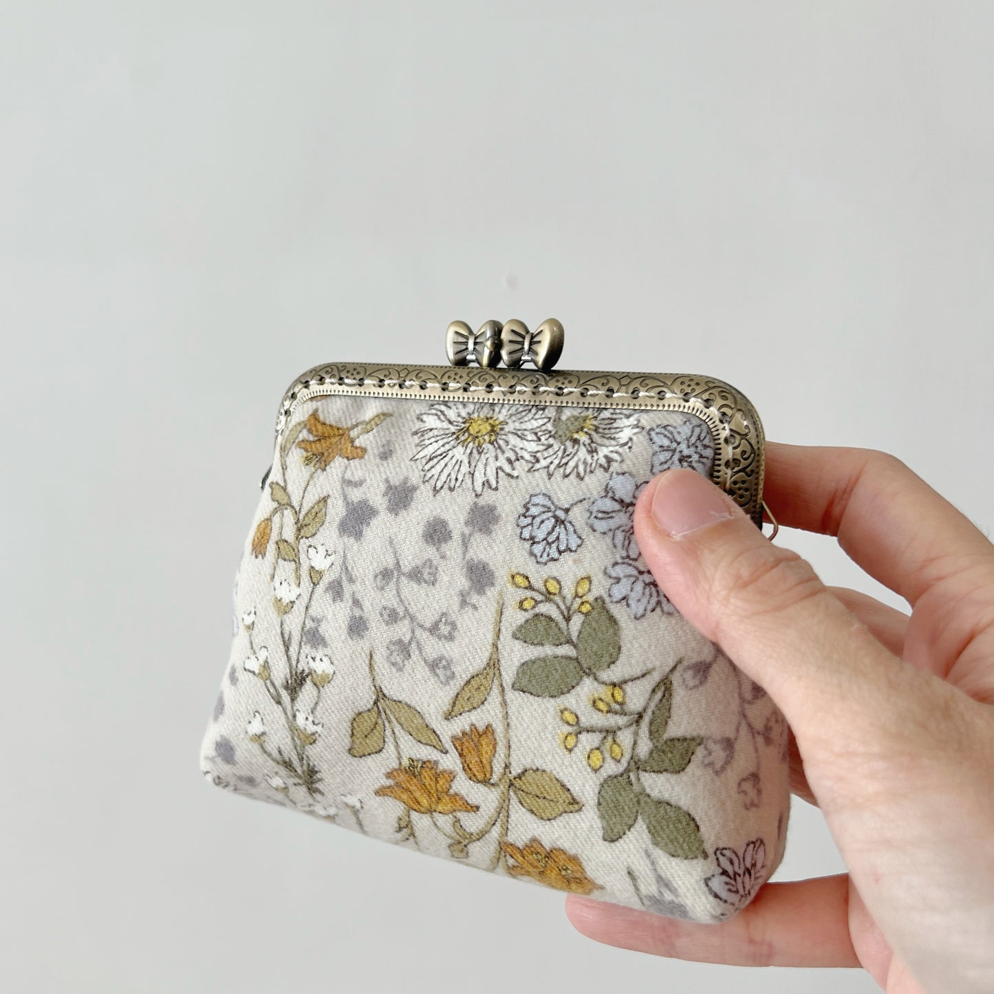 Ribbon Clasp Summer Beige Floral - Handsewn Kiss Lock Fabric Purse