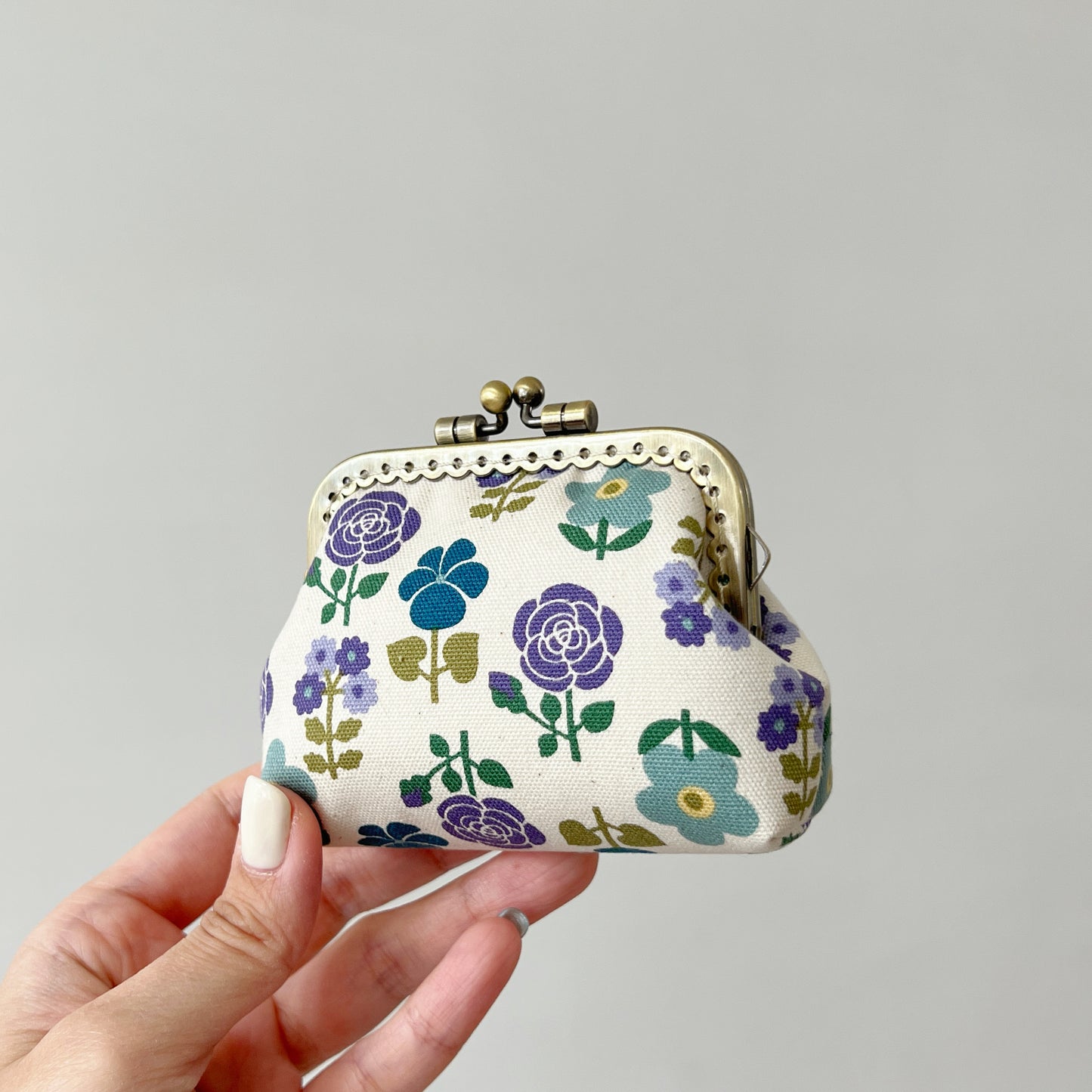 White Retro Florals - Handmade Fabric Kiss Lock Purse
