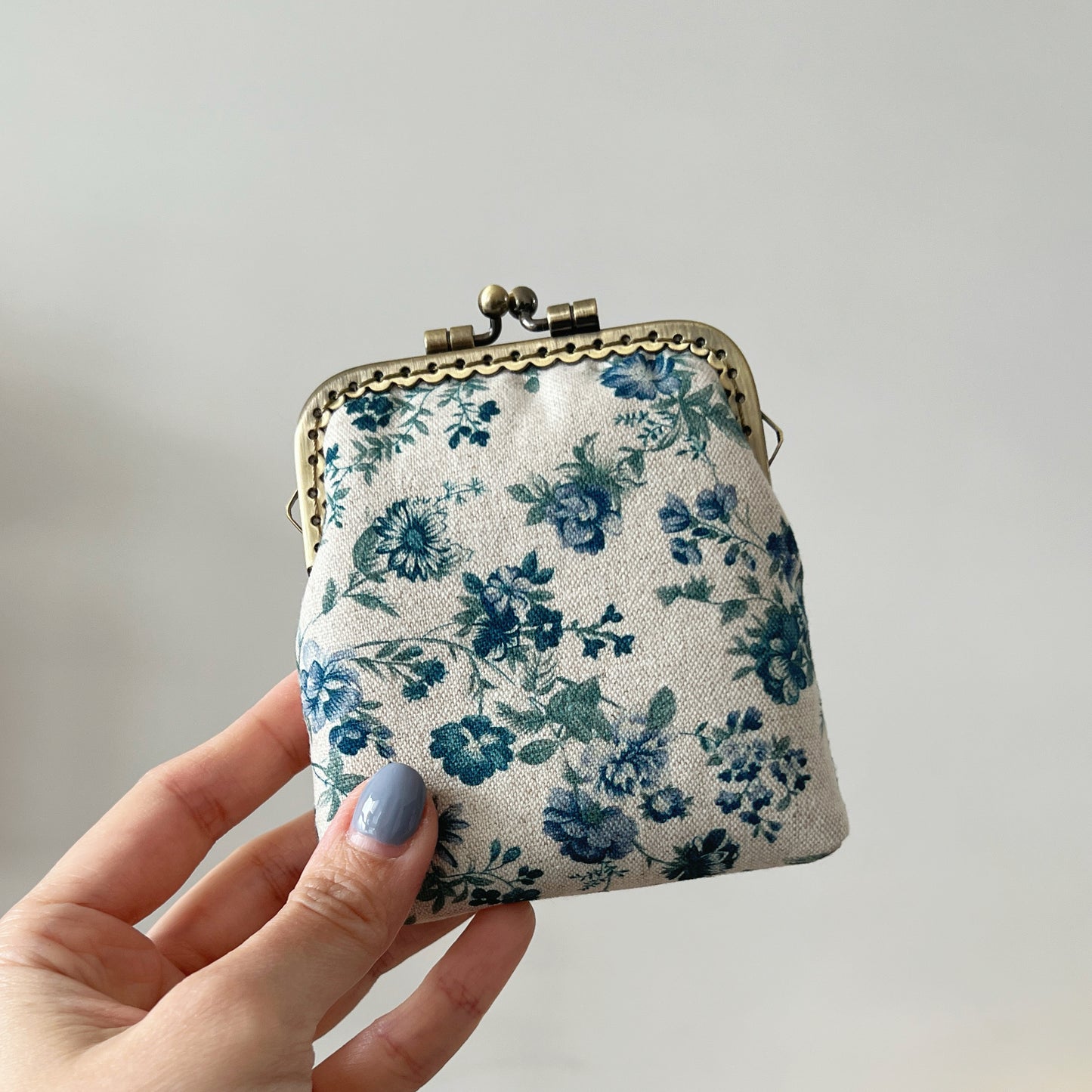 Blue Vintage Garden - Handsewn Kiss Lock Fabric Card Purse