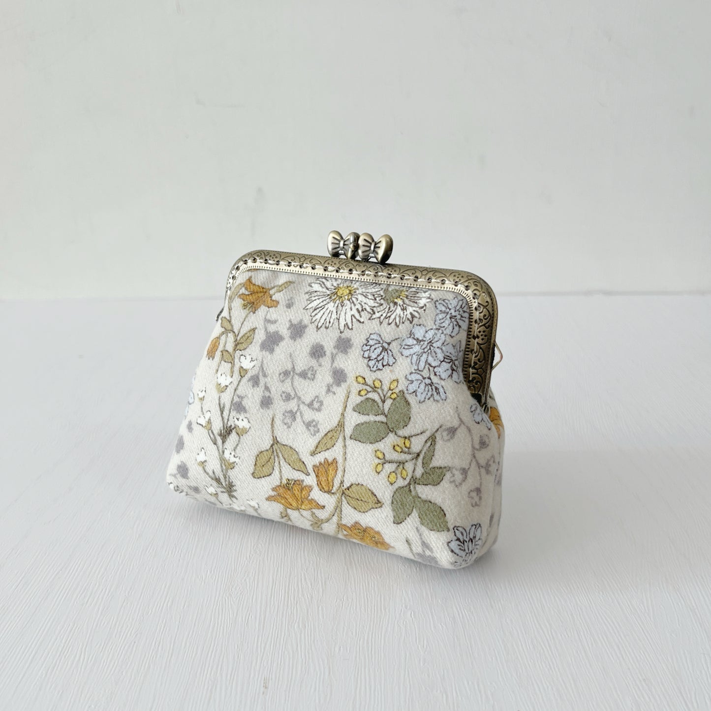 Ribbon Clasp Summer Beige Floral - Handsewn Kiss Lock Fabric Purse