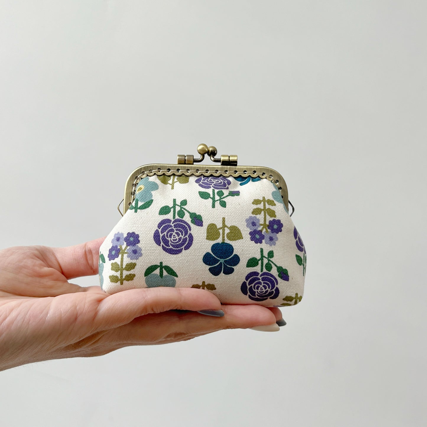 White Retro Florals - Handmade Fabric Kiss Lock Purse