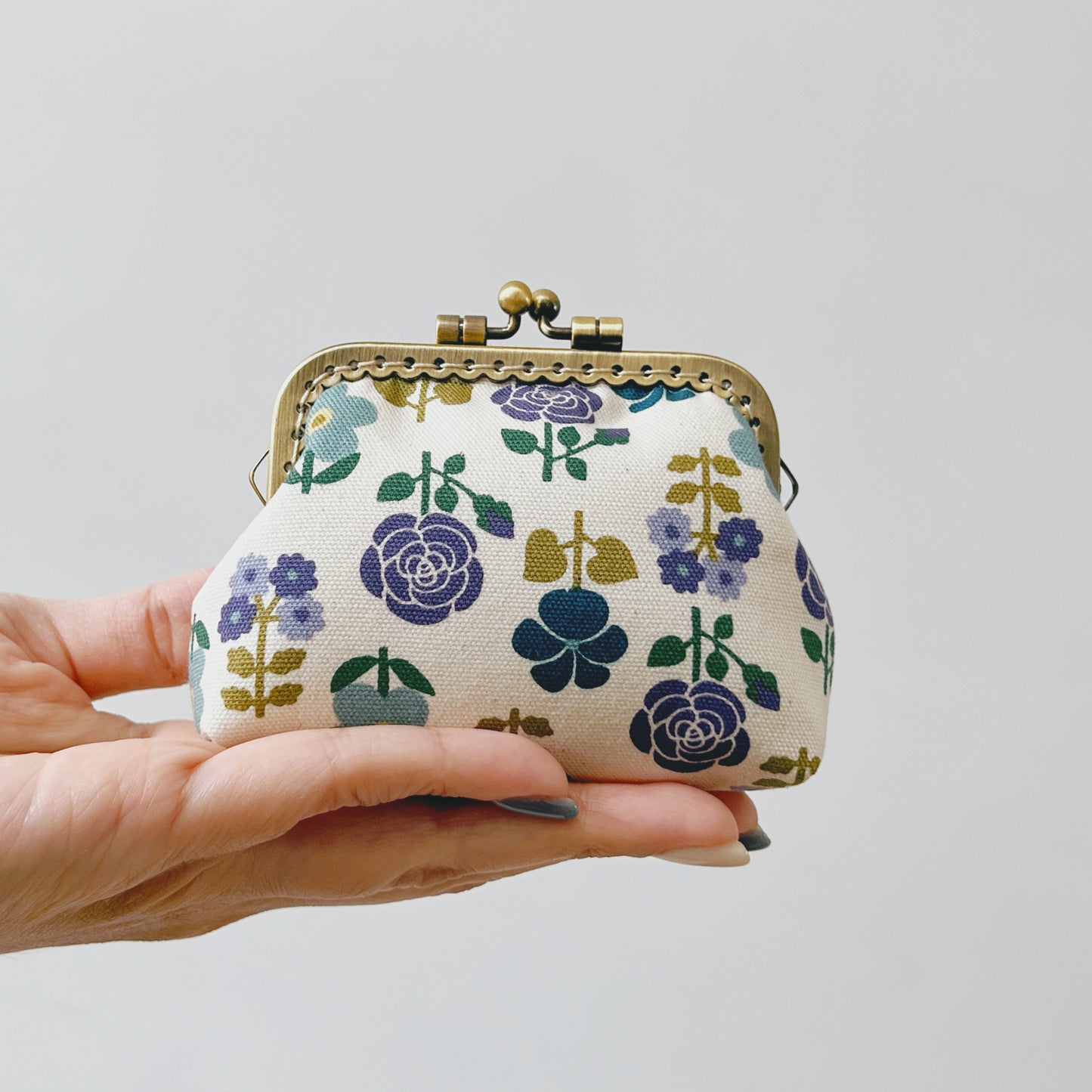 White Retro Florals - Handmade Fabric Kiss Lock Purse