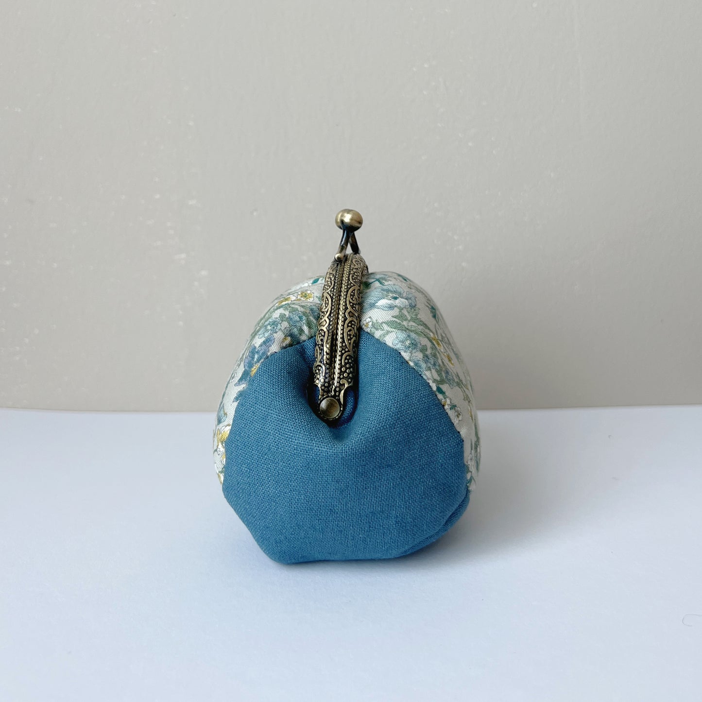 Old Blue Garden Cotton Linen Handmade Puffy Kiss Lock Change Purse
