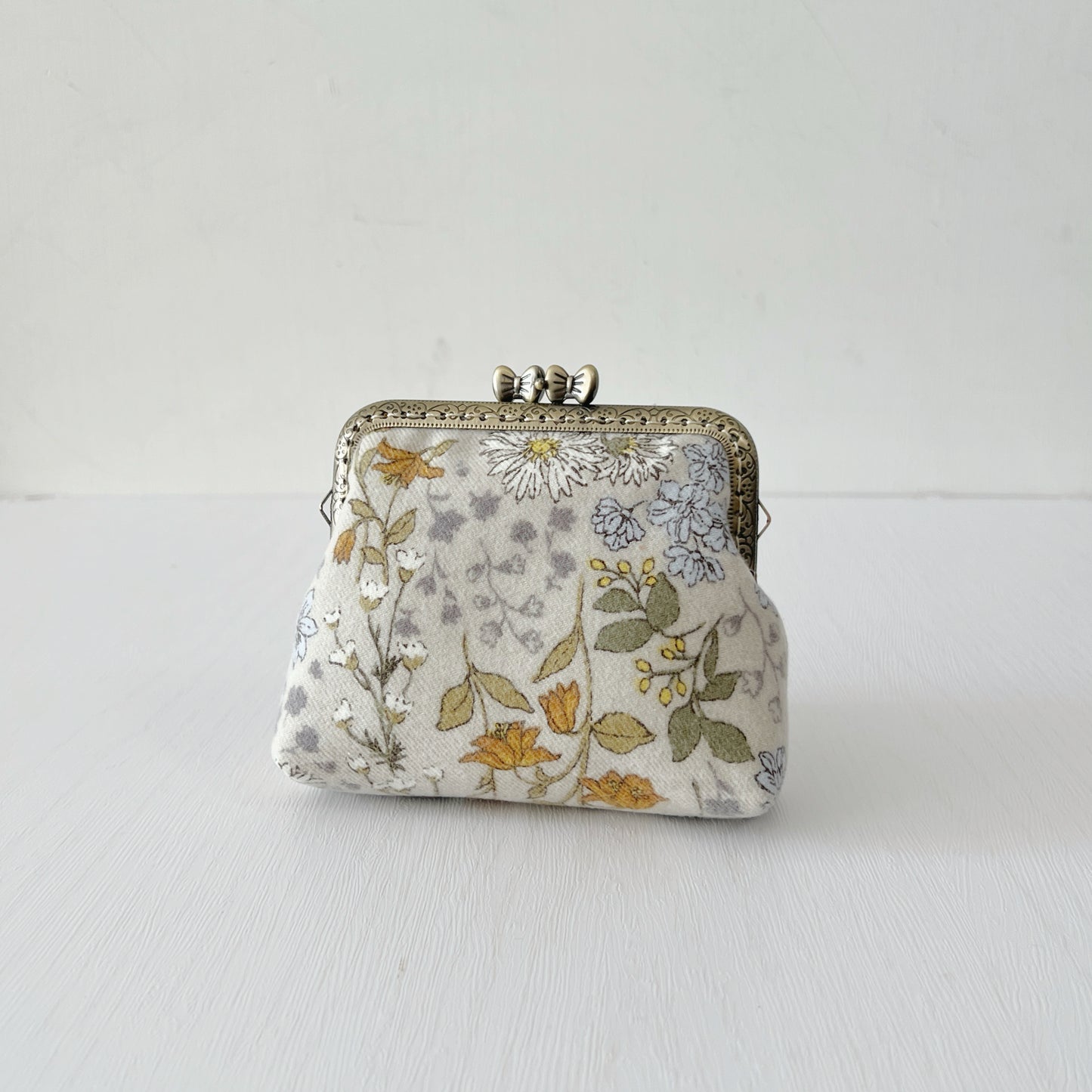 Ribbon Clasp Summer Beige Floral - Handsewn Kiss Lock Fabric Purse